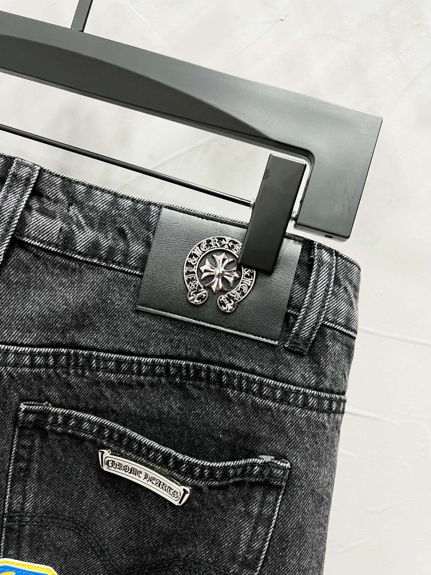 P240 Style number: [M937] Chrome hearts & Chrome hearts 25ss blue and yellow leather black trousers cross patch leather jeans CH Chrome hearts double knee cross patch leather bo1 version logging pants straight working pants B136 Chrome hearts cross Sanskrit overalls Counter price 24W level, patchwork cross flower embellishment, high waist washed jeans! ! Absolutely high-end luxury products, 1.9W level god-level single products, super popular products, made by top heavy industry, not to be missed. About Zangyin, this is an extremely luxurious fashion brand, which can also be called the nobles of the high street. It has always been an exclusive brand of some hipsters or rich second generation. Compared with ordinary high streets, it is more luxurious and noble. Compared with luxury brands, it has a more fashionable personality and has always been a brand that I have a special liking for. Imported yarn is custom-woven into a high-density twill canvas. While ensuring a stiff silhouette, the fabric feels very delicate. It follows the B01 classic silhouette. The upper body is crisp and stylish. The ready-made garments are stone-ground and fermented and can be matched with any style. Buttons and zinc brushing are washed with genuine YKK retro metal products. Double-layered canvas on the front. Perfect details. All hardware is perfect. Size: 30-32-34-36 Color: blue-yellow leather and black pants.
